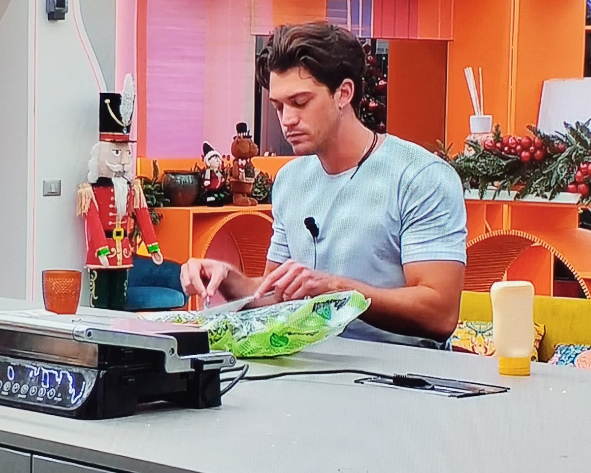MagnoliaTitti's tweet photo. Cucciolo..❤️ se solo sapesse il delirio che c'è x lui fuori in questo momento x votarlo...😅
#jonota #joninni https://t.co/DwgnDavydt