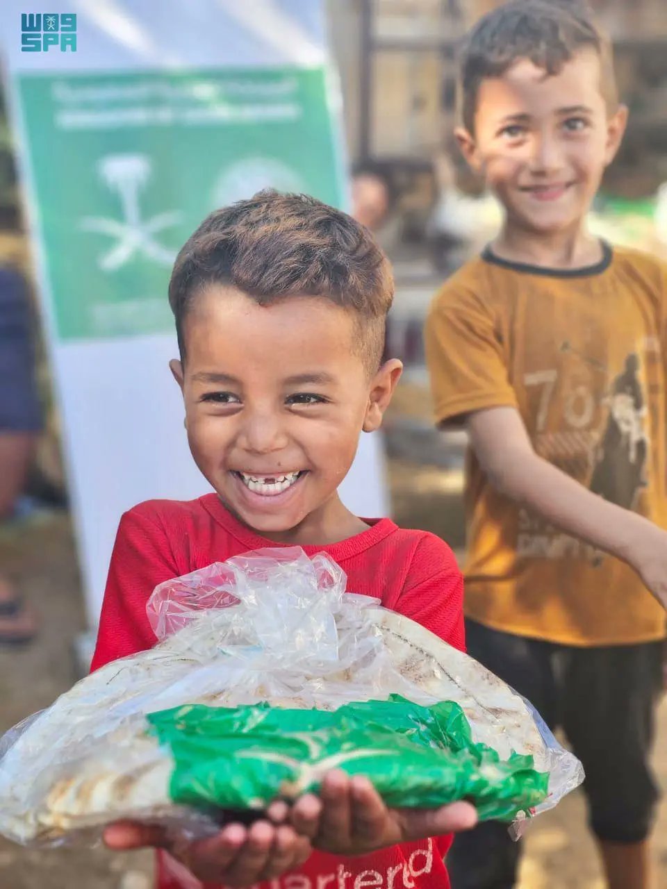 المملكة تتبنى دورًا محوريًا في تحسين أوضاع المهاجرين واللاجئين وتقديم الدعم الإنساني والإغاثي عبر مركز الملك سلمان للإغاثة. صحيفة البلاد | #إغاثات_السعودية 