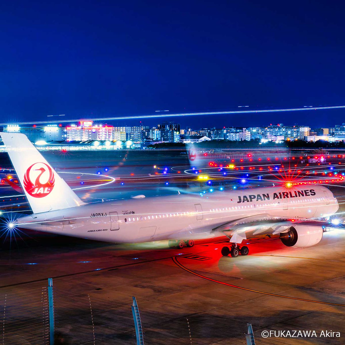 どうも、JALの中の人です|･ω･)ﾉはろじゃる

きらめく夜の #福岡空港 から、
エアバス #A350-900をお届け📸✨

夜空とライトに包まれて、
きらきら輝く機体がかっこいいですね🥰✈️

今週も1週間お疲れさまでした🍀