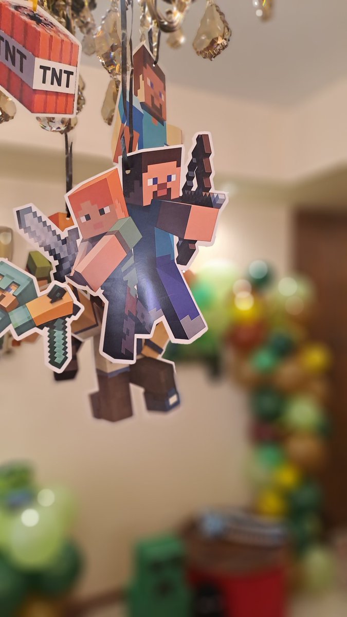 نتیجه بد نشد برای بار اول!
ولی تم ماینکرفت و بادکناش اصلا قشنگ نیستن
نمیفهمم بچه‌ها از چی ماینکرفت خوششون میاد😒