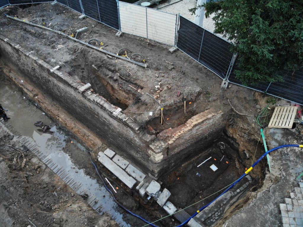 Bij graafwerkzaamheden voor de herinrichting van de Keutelbeek in het centrum van #Sittard is een historische bijna 3 m hoge #kademuur blootgelegd. De fundamenten van de muur zijn ongeveer 400 jaar oud. De bovenste bakstenen laag dateert van rond 1900. /1
sittard-geleen.nl/nieuws/histori…