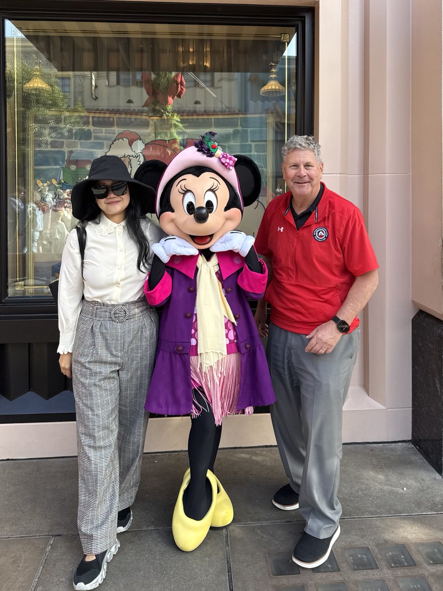 Walt said it best "You’re never too old to be young." Minnie chimed in with her famous: "Yoo-hoo," and she told me "The best way to make a friend is to be one." 

Beverly Johnson and Minnie agreed on one thing: too much glitter? Said no one ever! 

#WinTheDay