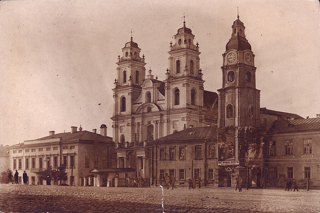 Плац Волі і Менскі катэдральны касьцёл Найсьвяцейшаго
Імя Панны Марыі . Фота Льва Дашкевіча, 1928 рок.
