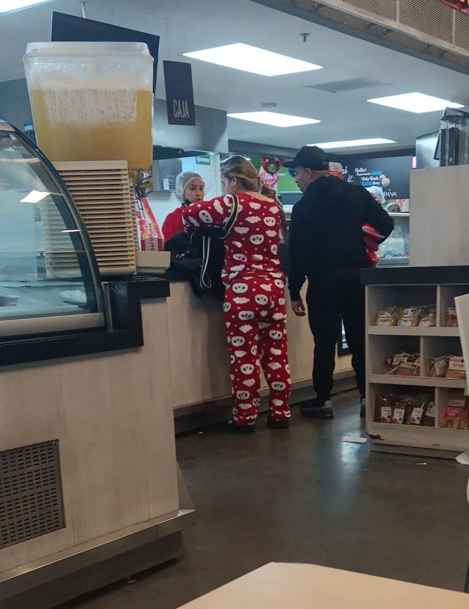 veo_analizo's tweet image. Deberia haber letreros de "No se brindará servicio a gente en pijama"