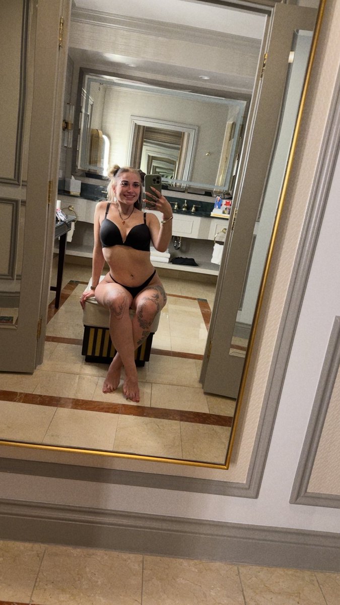 HeyMollyMayhem's tweet photo. Fancy hotel for an expensive hottie ❤️❤️❤️ https://t.co/ULANq4WnZJ