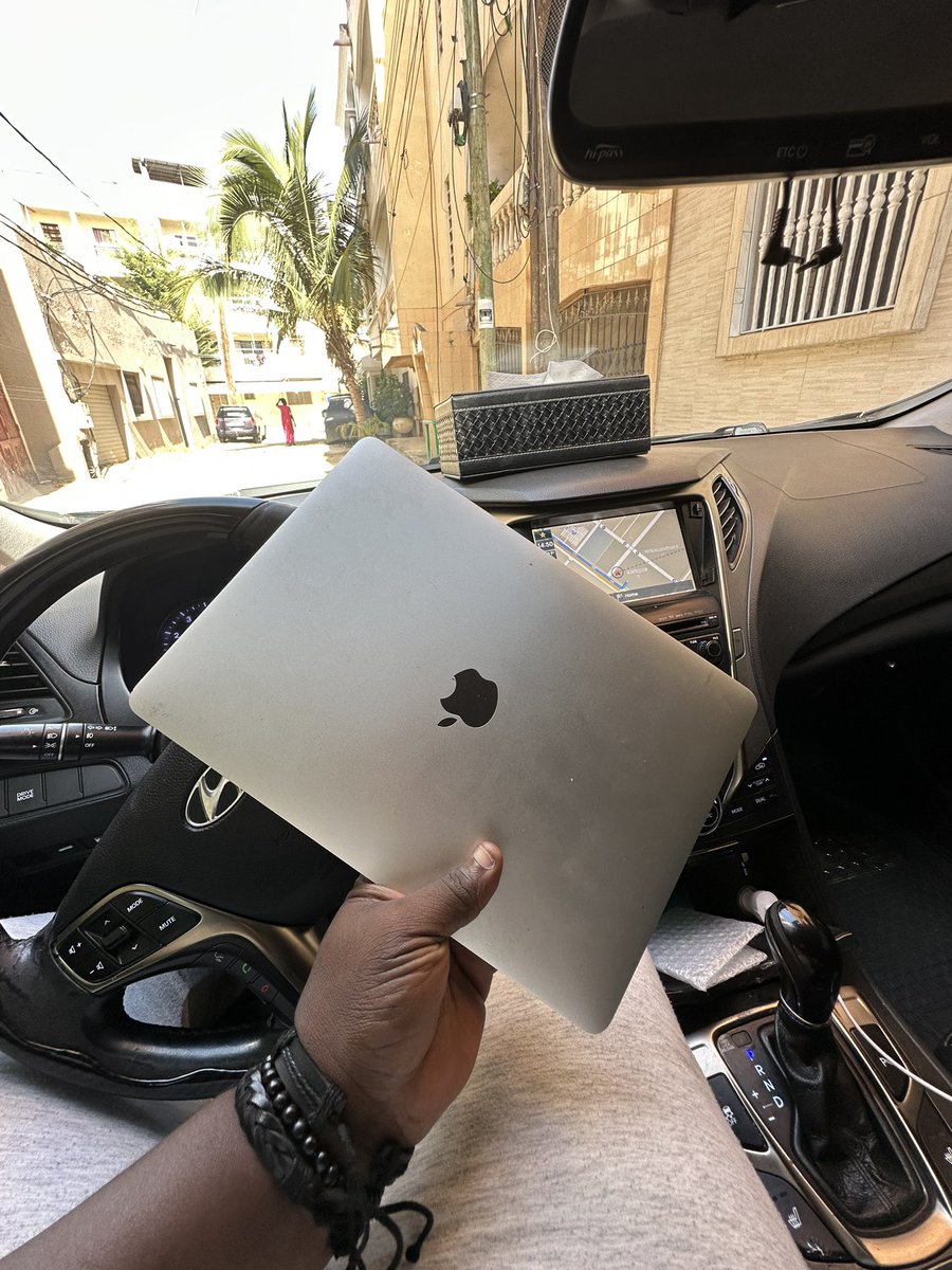 theplacedakar's tweet photo. MacBook Pro 2017 ram 16GB 512ssd à 175.000fcfa https://t.co/WPrAGXxIx4