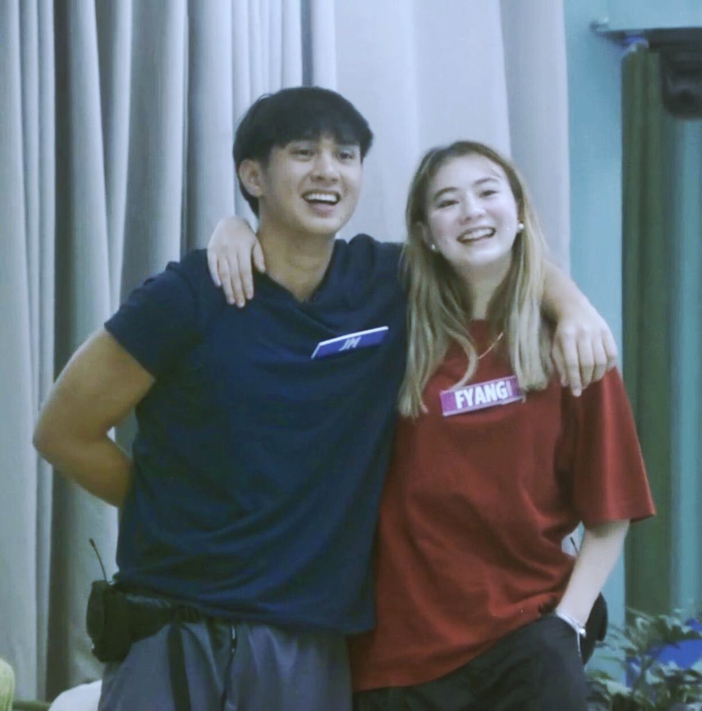 iampepppper's tweet image. From looking at their flag of dreams to watching their very first big screen movie.

JMFyang, what a journey. What a moment.💛

And what a coincidence, the same color outfits then and now, just on a much bigger stage. Dreams really do come full circle.

JMFYANG MMFFEAR SRRISES