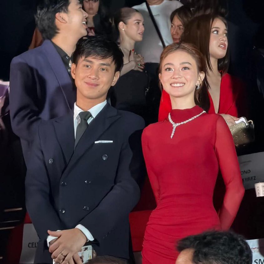 iampepppper's tweet image. From looking at their flag of dreams to watching their very first big screen movie.

JMFyang, what a journey. What a moment.💛

And what a coincidence, the same color outfits then and now, just on a much bigger stage. Dreams really do come full circle.

JMFYANG MMFFEAR SRRISES