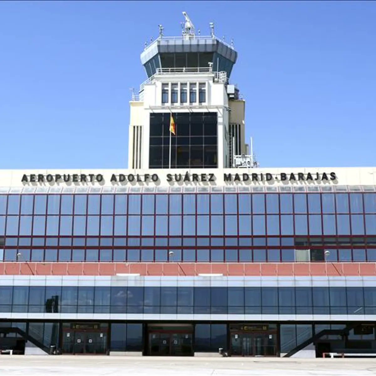 Detesto que se lle engadan nomes propios ás estacións de transporte.

Complexizan unha nomenclatura que debería ser sinxela, enteiramente toponímica e que facilite cartelería, sinalización, avisos sonoros.