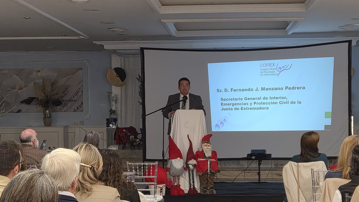 CopExtremadura's tweet image. Toma la palabra el Sec. Gral. de Interior, Emergencias y Protección Civil de la Junta, Fernando Pedrera. Agradece la labor de la Decana en nombre de la Junta y la Comunidad Autónoma.

#diapsicologiaextremadura #copex #saludmental