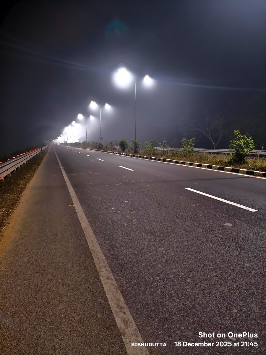 ImBibhuduttaIND's tweet image. तन्हा-दिल — तन्हा-सफर.....
While returning home🏠

#ProMode #AWinterNight
#OnePlusNordCE4 #BibhuduttaPics