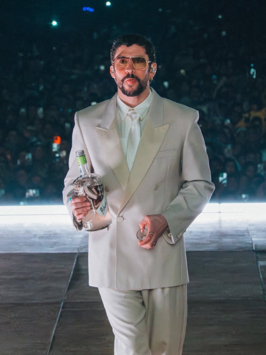 badbunnynetwork's tweet photo. Bad Bunny — Debi Tirar Más Fotos World Tour México. 🇲🇽❤️‍🔥 https://t.co/qhbrXeqy3H