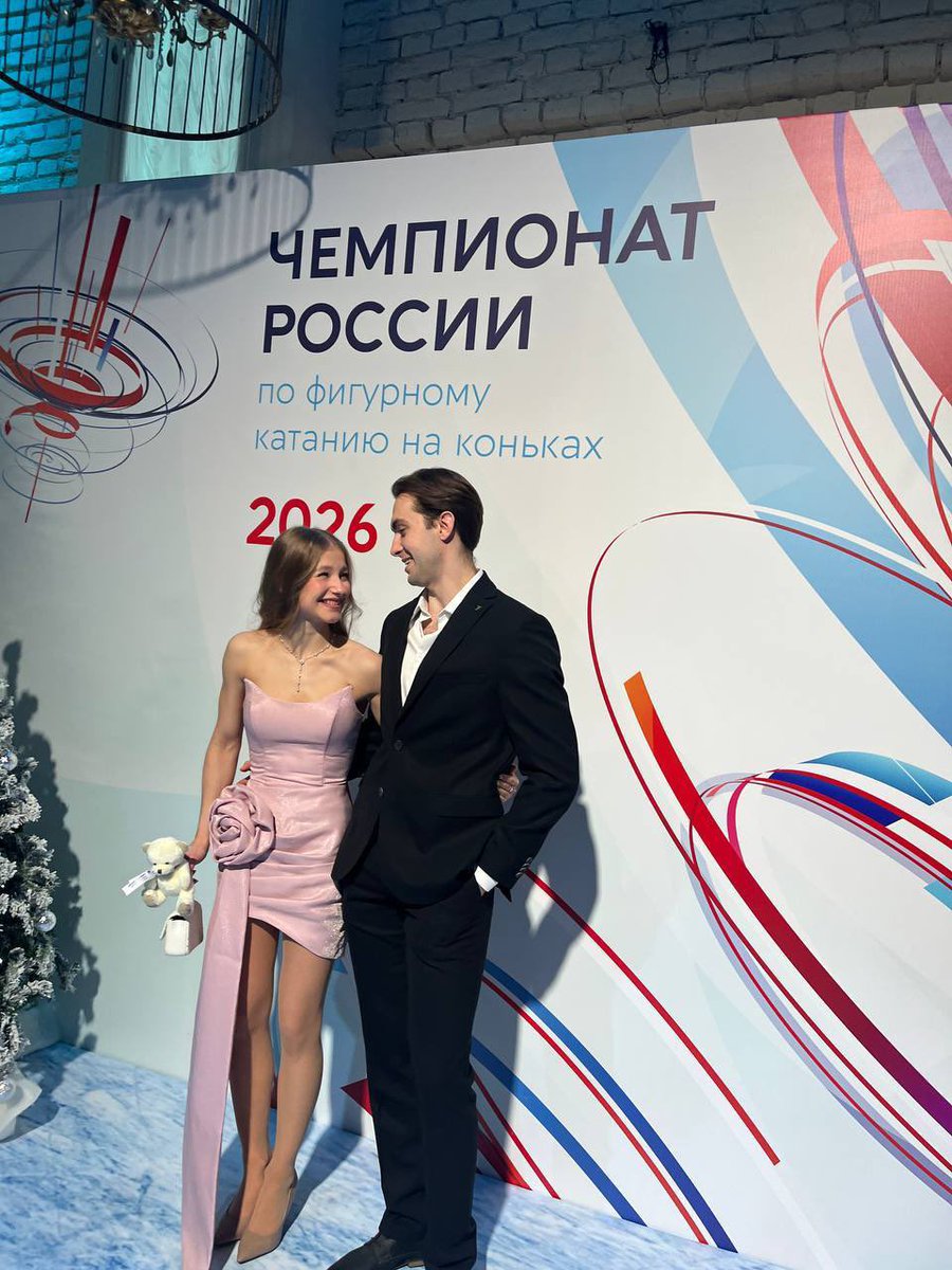 ravenparadoxx's tweet image. Василиса: позирует вся такая взрослая-серьезная, рассекает под Prodigy, мисс лиричность в произвольном
Также Василиса: согласилась на ритм-танец из-за тиктока, думает во время проката пт, как на английском салат айсберг, и просто литл мяу мяу