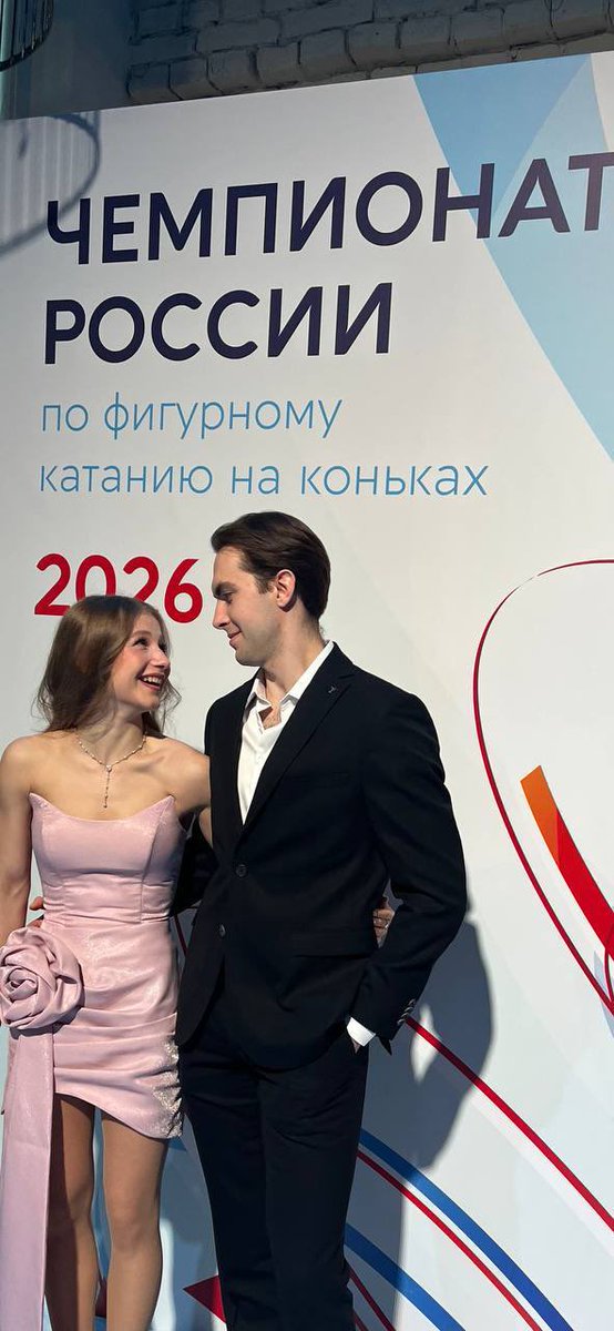 ravenparadoxx's tweet image. Василиса: позирует вся такая взрослая-серьезная, рассекает под Prodigy, мисс лиричность в произвольном
Также Василиса: согласилась на ритм-танец из-за тиктока, думает во время проката пт, как на английском салат айсберг, и просто литл мяу мяу