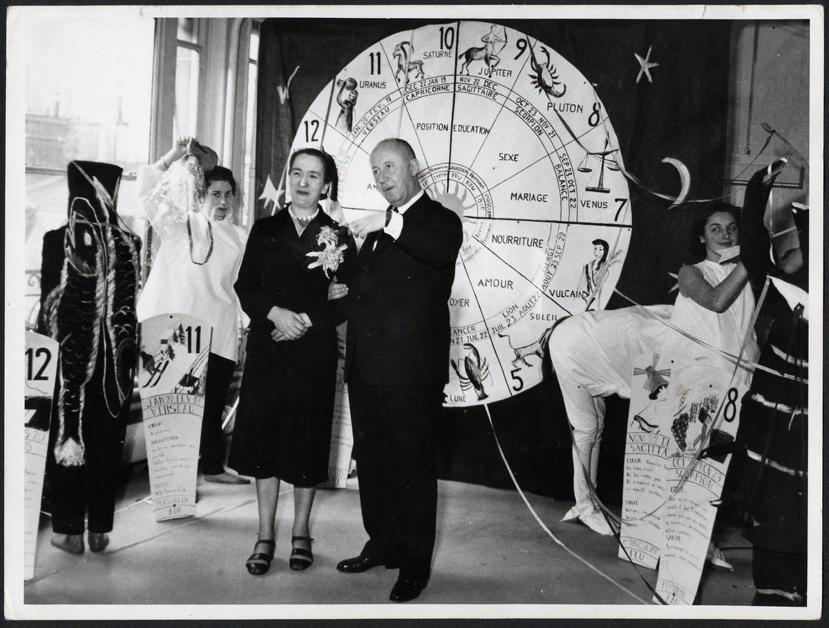 El director creativo de Dior Jonathan Anderson es fiel al Tarot, igual que lo era el fundador de la marca Christian Dior quien llegó a tener su propia pitonisa, Madame DelaHaye.

El Tarot es una herramienta que por medio de nuestra energía nos ayuda a tomar las mejores decisiones