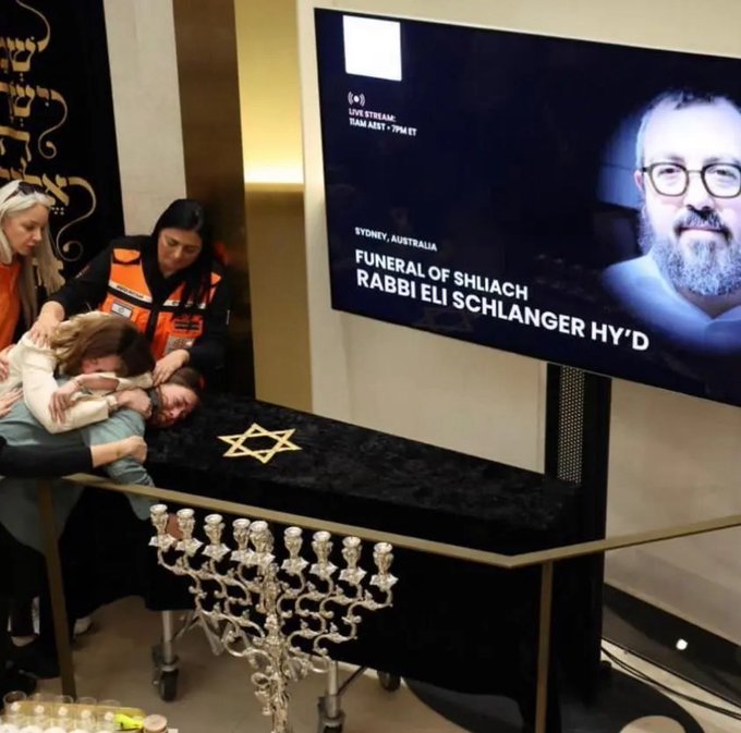 🔴 La lettre dévoilée du rabbin Eli Schlanger, assassiné en Australie

Quelques semaines avant d’être assassiné lors de l’attaque terroriste antisémite de Bondi Beach (Sydney), le rabbin Eli Schlanger avait écrit au Premier ministre australien <a href="/AlboMP/">Anthony Albanese</a>

Dans cette lettre, il