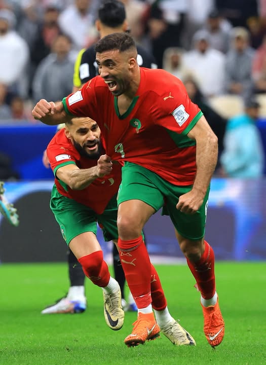 المغرب يتوج رسميًا بكأس العرب بعد فوزه على الأردن 3-2 في مباراة ماراثونية امتدت للأشواط الإضافية. - المغرب يحصد ثاني ألقابه في كأس العرب 