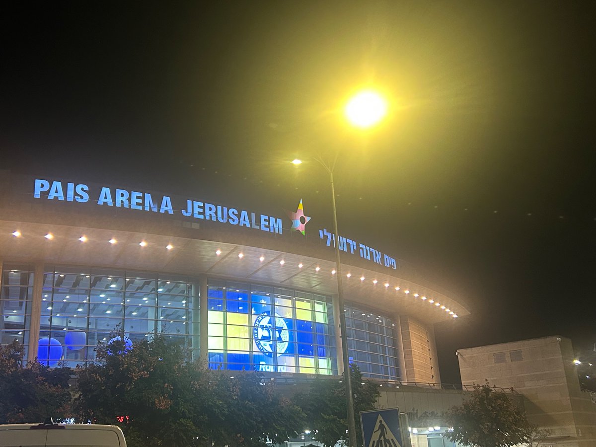 ארנה בצהוב כחול 
בטדי זה לא היה עובר בשתיקה 😀
