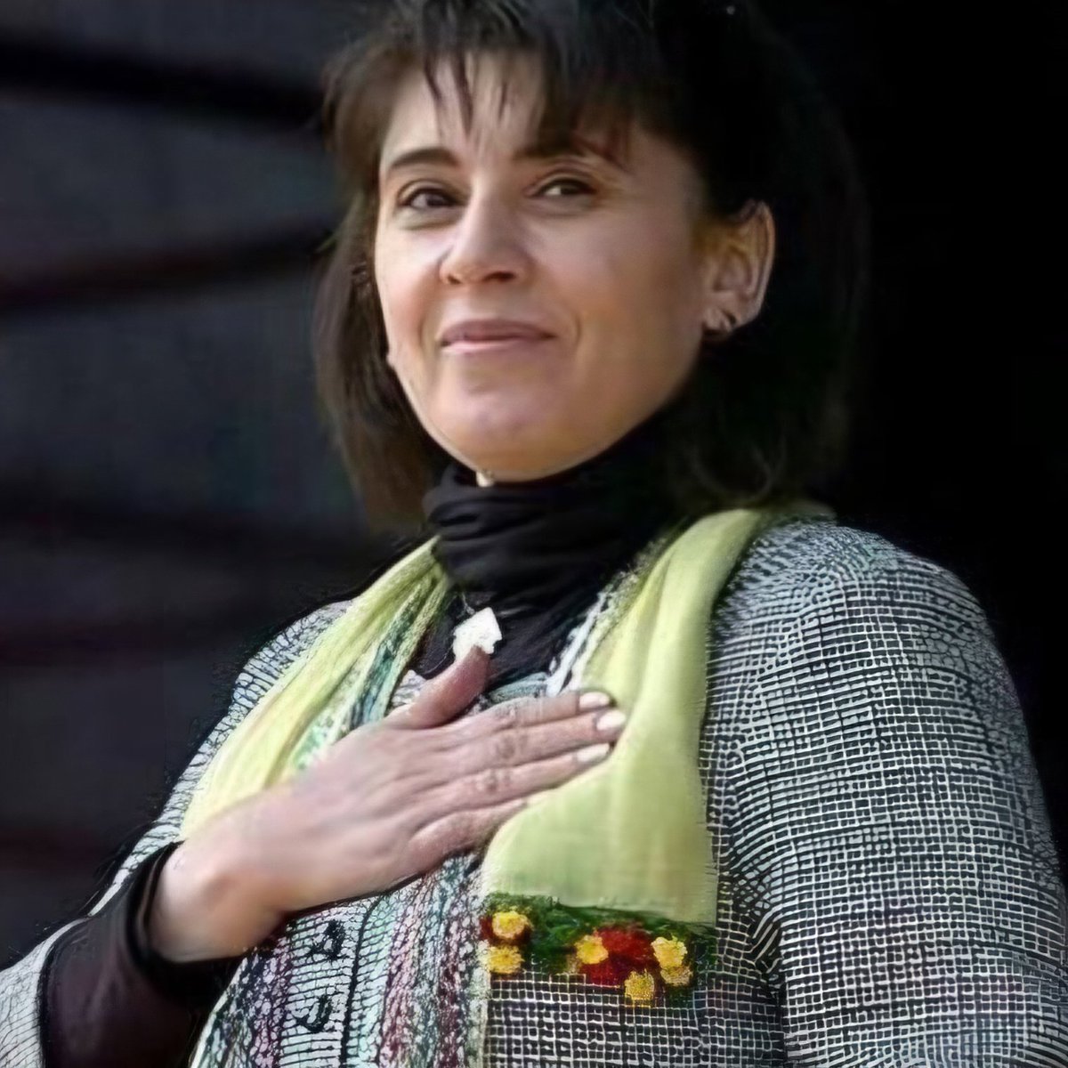 Dün Soma Spor–Bursaspor maçında, bugün Ankara Spor karşılaşmasında sevgili #LeylaZana’ya yönelik ırkçı ve cinsiyetçi küfürler; tribünlerden yükselen “öfke” değil, Kürt düşmanlığının ve kadın düşmanlığının bilinçli ve süreklilik arz eden bir siyasal dili olduğunu bir kez daha