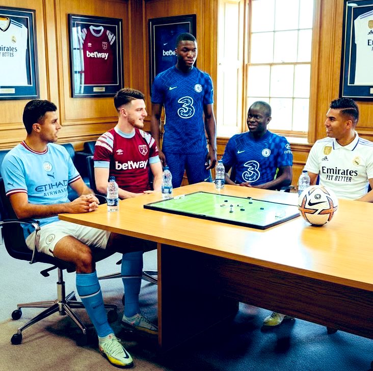 Ogosi7David's tweet image. Who should stand up in this seat ?