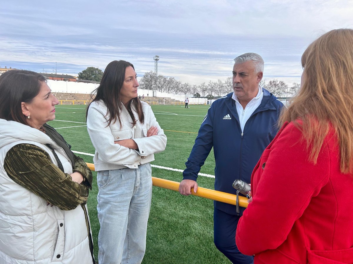 loleslopez's tweet photo. ⚽️ En #ValverdeDelCamino, más de 200 niños del Club “La Amistad” podrán disfrutar de la remodelación del césped artificial del campo de fútbol, una mejora financiada en un 60%,  por la Junta de Andalucía

💚 Una apuesta de la Junta de Andalucía por el #Deporte y la #VidaSaludable https://t.co/7N7qvkRWZz