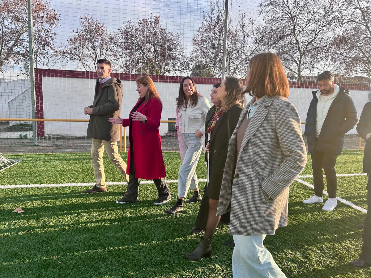 loleslopez's tweet photo. ⚽️ En #ValverdeDelCamino, más de 200 niños del Club “La Amistad” podrán disfrutar de la remodelación del césped artificial del campo de fútbol, una mejora financiada en un 60%,  por la Junta de Andalucía

💚 Una apuesta de la Junta de Andalucía por el #Deporte y la #VidaSaludable https://t.co/7N7qvkRWZz