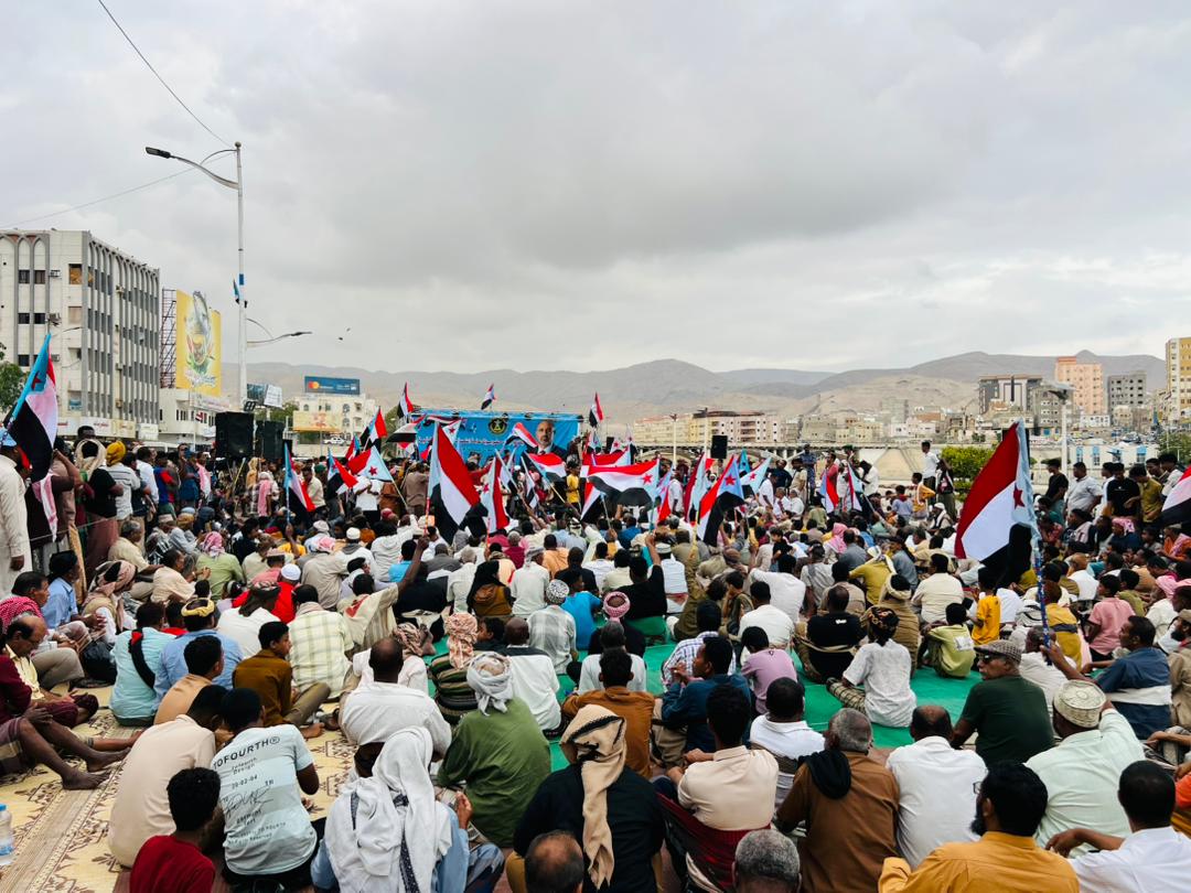 صور للحشود الجماهيرية الكبرى في ساحة القرار قرارنا بالمكلا، للمطالبة بإعلان استقلال الجنوب #الامم_المتحده_الجنوب 