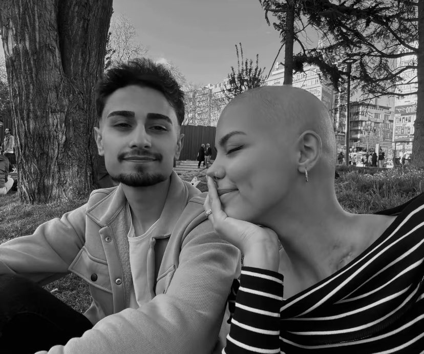 Her koşulda yanında olmaktır aşk..