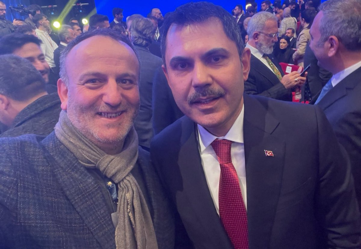 CHP’liler kabir başında rakı içmenin hesabını yaparken, Murat Kurum tam üç yıldır gece gündüz deprem bölgesinde. Siz ona “şantiye şefi” diyerek küçümsemeye çalışıyorsunuz ama o, enkazın başında sabahlarken, konteyner kentlerde vatandaşın derdini dinlerken evinin yolunu unuttu,