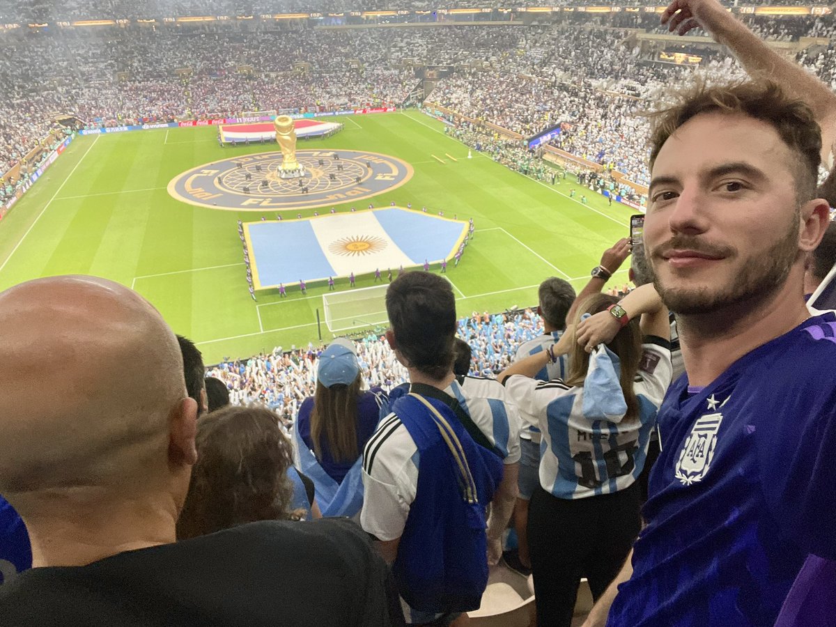 He hecho varias cosas mal en mi vida pero un día decidí irme 35 días a Qatar, ver 15 partidos de un mundial y ver a Messi levantar la Copa del Mundo. La gloria es eterna.