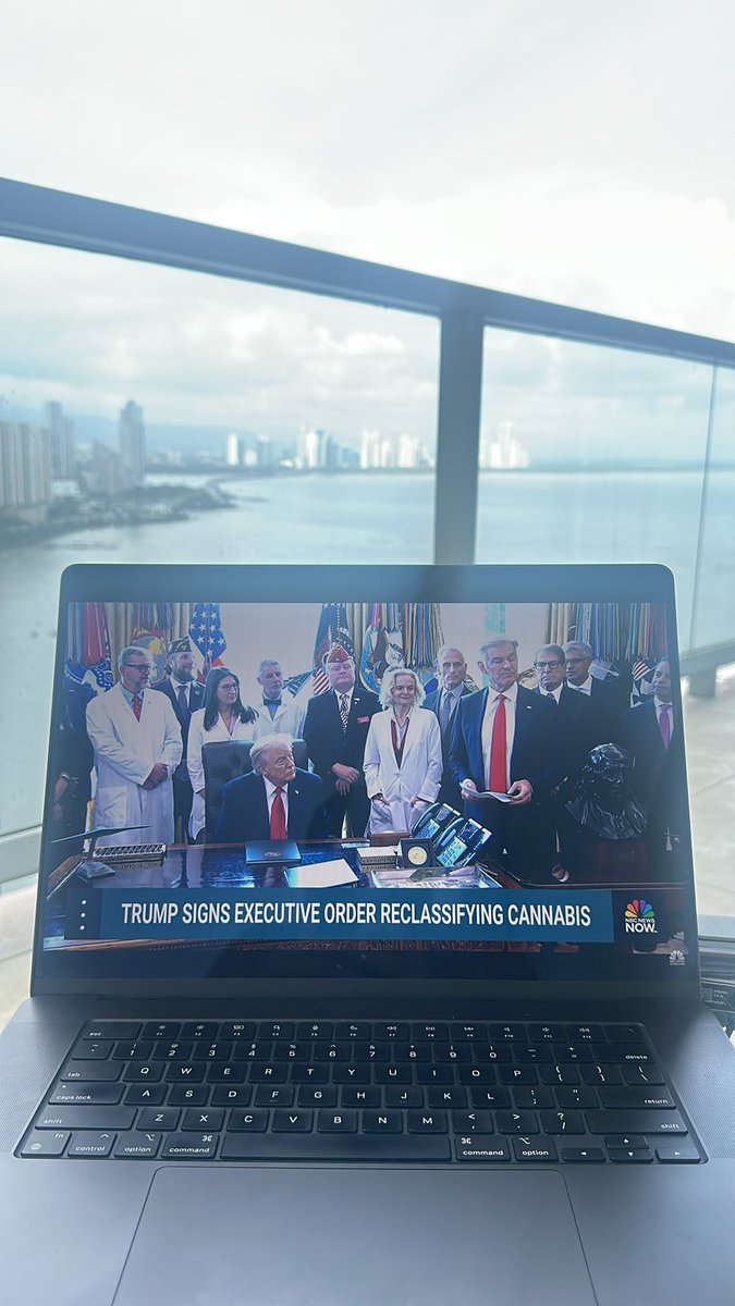 traponchain's tweet image. POTUS about to make history.

free the plant 🪴 

SIGN THAT! @realDonaldTrump 

#MSOS #CannabisCommunity #POTUS