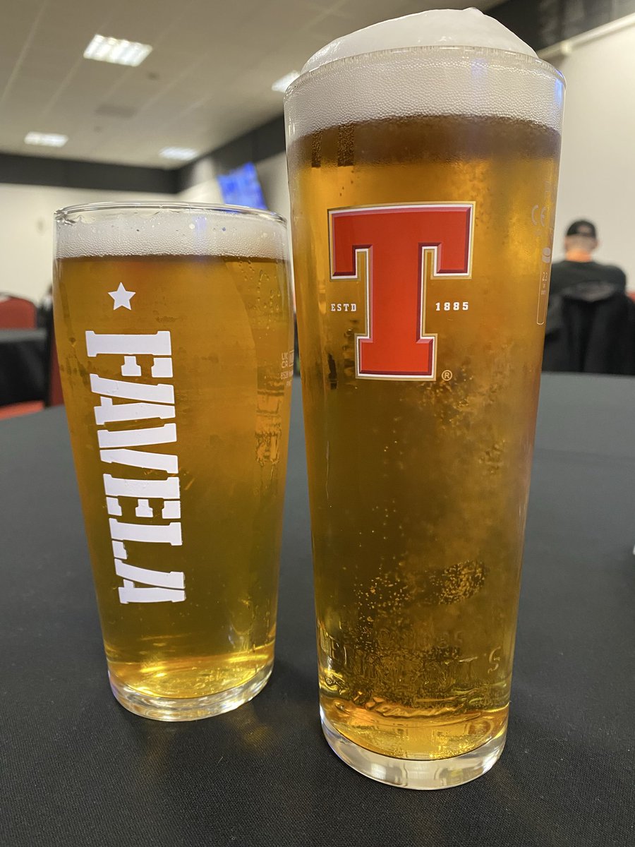 The calm before the storm, oh and a wee pint too! <a href="/dundeeunitedfc/">Dundee United FC</a> #3points <a href="/TennentsLager/">Tennent's Lager</a>