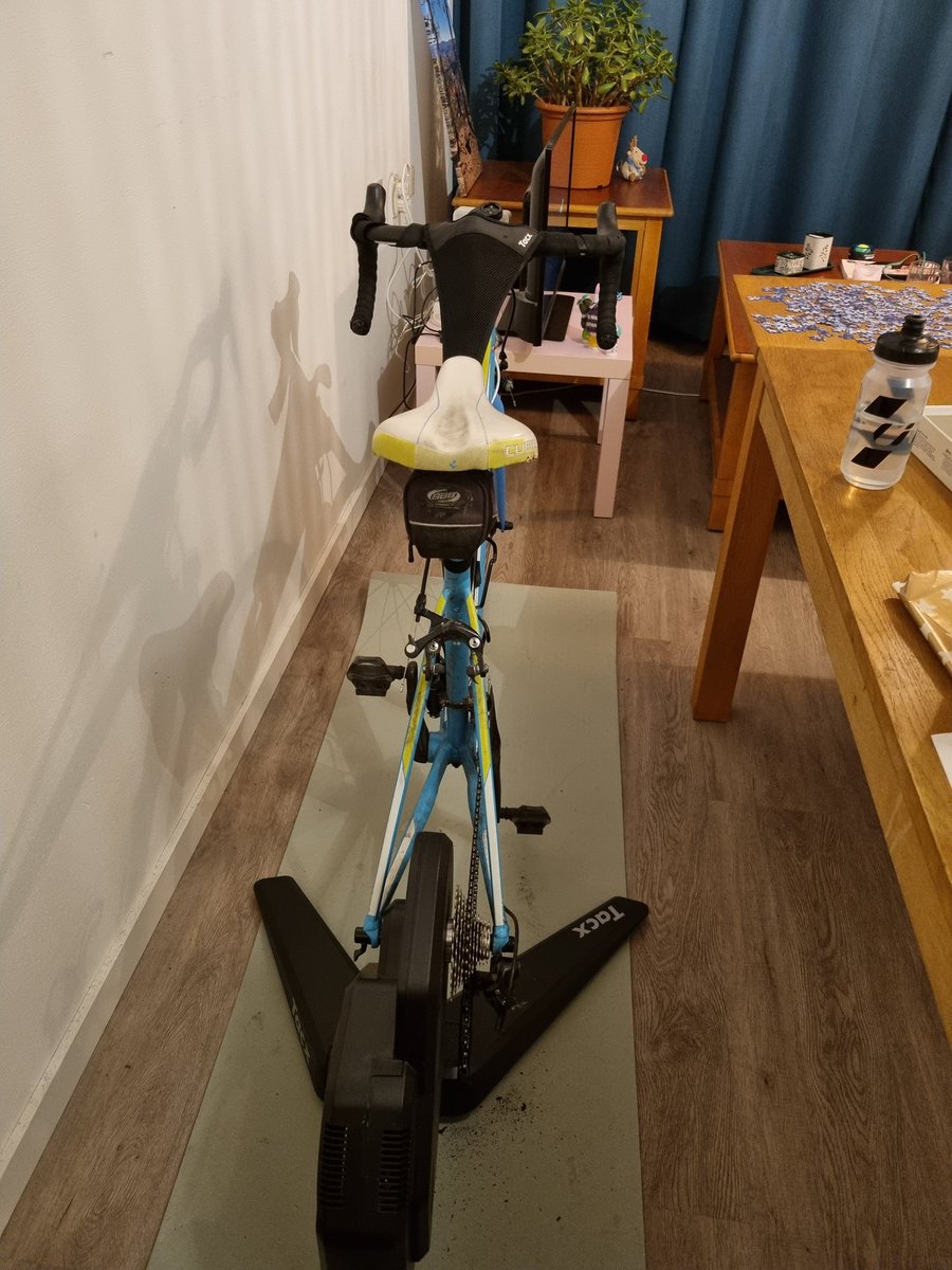 tuttifrutti163's tweet photo. Afgelopen weekend mijn tacx uit de berging gehaald en in mijn woonkamer gezet. De stekker kon ik negens meer vinden dus nieuwe besteld. Gister testritje gemaakt op #MyWoosh en vandaag 2e ritje over oa de Golden Gate Bridge 🌉 😎 Leuk om zo wat aan mijn fietsconditie te werken! https://t.co/6trjxj5PLA
