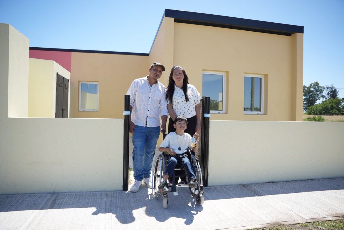 Cerrás los ojos, pedís un deseo y un día se cumple… ¡el #DerechoAlHogar garantizado! 🏡✨

Felicitaciones a las familias de #Laprida (y sus mascotas😜) que empiezan a escribir un nuevo capítulo de sus vidas en sus propias casas 🥰