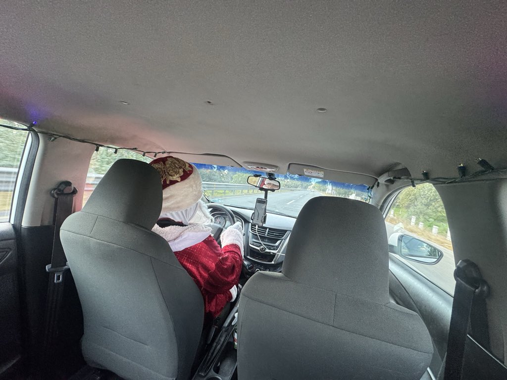 Así como escribo para quejarme de <a href="/Uber_MEX/">Uber Mexico</a> <a href="/Uber_Support/">Uber Support</a> hoy quiero felicitar a este conductor que tuvo y tiene la mejor actitud y actitud festiva (Venía vestido de Santa!) puso el Aire sin preguntarme y la verdad una excelente actitud de servicio.
Ojalá y hubiera más José