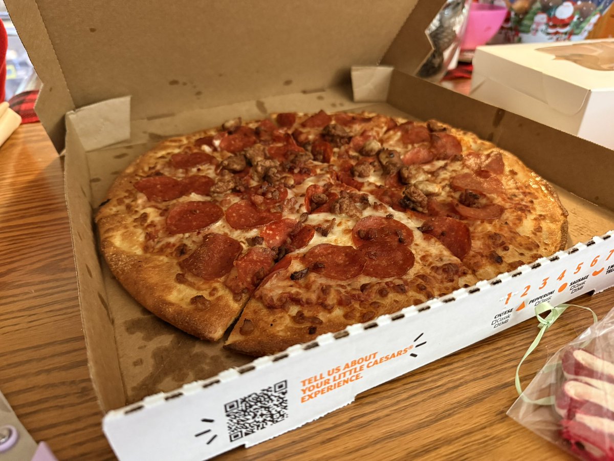 AbelDarioF's tweet image. Hey @littlecaesars this pizza doesn’t look like it is advertised