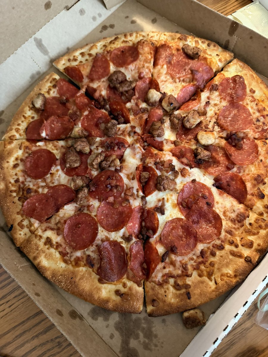 AbelDarioF's tweet image. Hey @littlecaesars this pizza doesn’t look like it is advertised