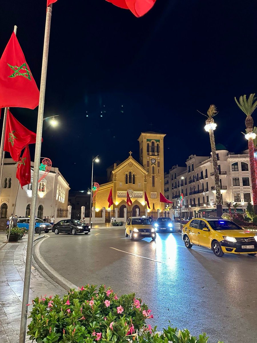 مزال مزال مزال مزال الصح بان

مزال توف يا مغرب يا بطل العرب با سباع لطلس

تحية اكبار واجلال وتبجيل لمولاي أمير المؤمنين محمد السادس بن الحسن الثاني بن محمد الخامس بن سيدي يوسف العلوي الهاشمي 

ابطاااااال بزاااااااف وصعيبيييين بزااااف بزاااااف 

سبيطار يا حمدلله سبيطار 

دويت