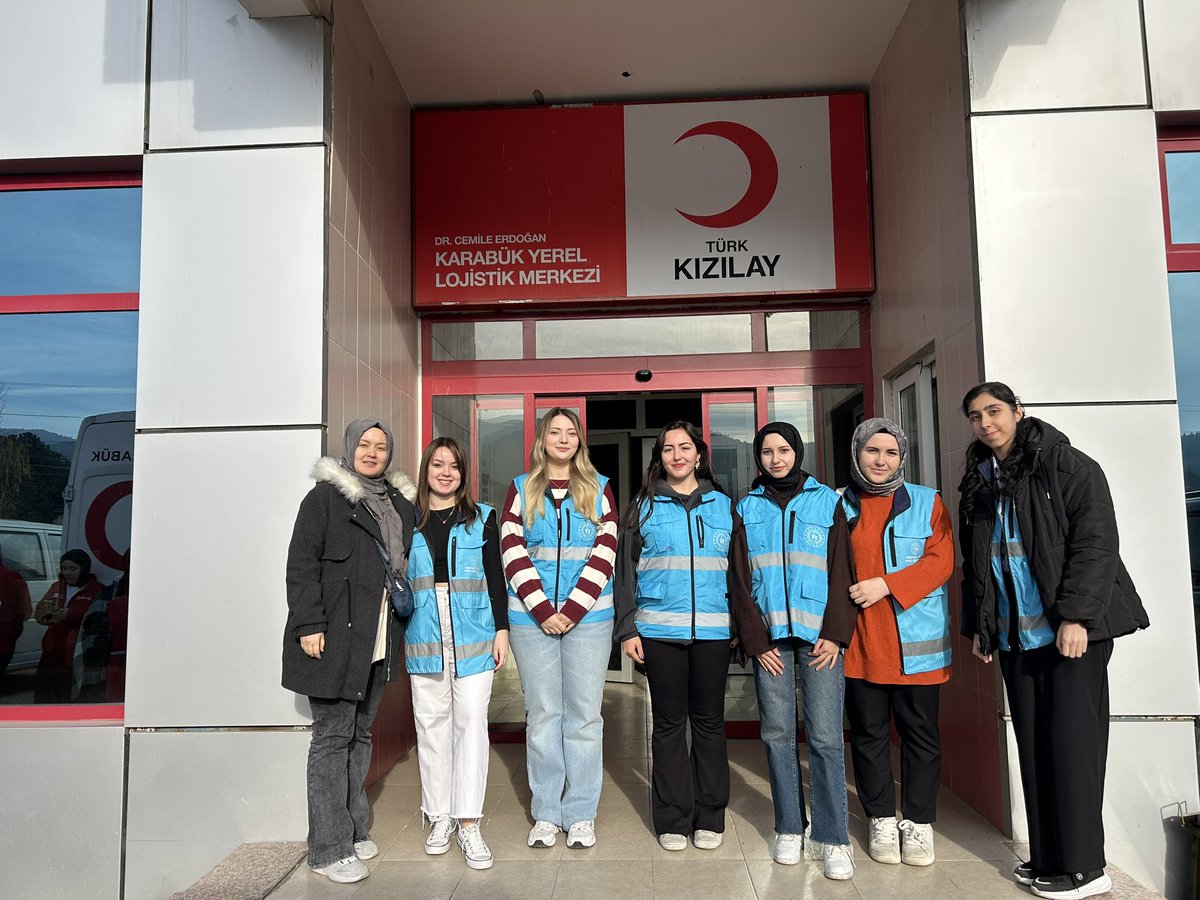 KarabukKYGM's tweet photo. ⛺Hubbi Hatun Yurdu

Yurdumuzda "YADE" Projesi kapsamında (acil ve afet durumlarında) lojistik biriminde gönüllü olan öğrencilerimiz KIZILAY'ın Lojistik Merkezinde çadır kurma eğitimi almıştır.
#Birlikten kuvvet doğar. https://t.co/bADBzbgdF2