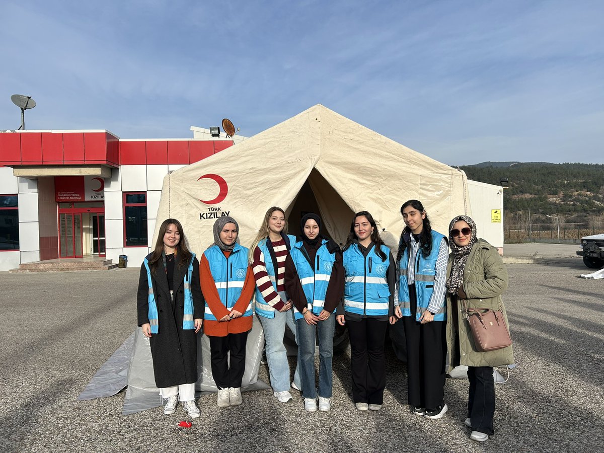 ⛺Hubbi Hatun Yurdu

Yurdumuzda "YADE" Projesi kapsamında (acil ve afet durumlarında) lojistik biriminde gönüllü olan öğrencilerimiz KIZILAY'ın Lojistik Merkezinde çadır kurma eğitimi almıştır.
#Birlikten kuvvet doğar.