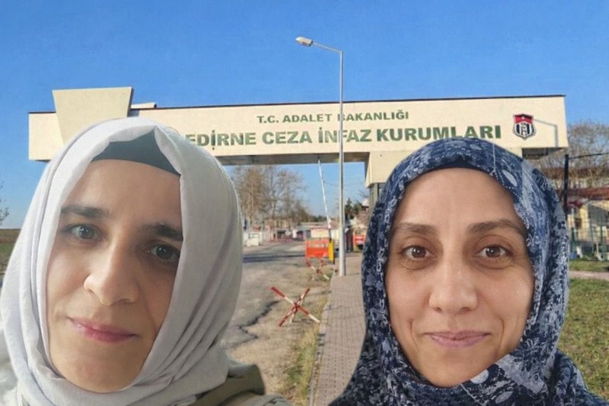 Soldaki Nazife Karakoç 8 aylık hamile. Sağdaki Leyla Arslan 7 aylık hamile. Ve ikisi de cezaevinde tutuklu. 

Hani 3 çocuk yapılmalı diyorsunuz ya, hamile kadınların yeri cezaevi mi? Hamile kadın cezaevinde kalamaz. Hamile kadın cezaevinde düzgün beslenemez. Hamile kadın