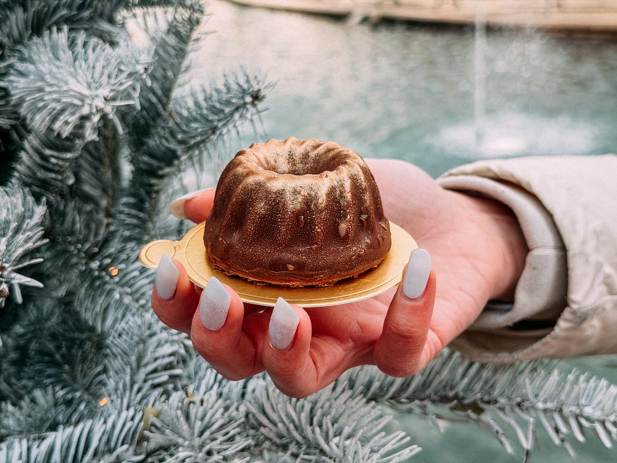 EuropaParkUK's tweet photo. Almost too pretty to eat... but just almost! 😜 Have you tried these trendy and incredible looking fruit cakes from Petite Boulangerie in the French themed area yet? https://t.co/Q1EV2DafhB