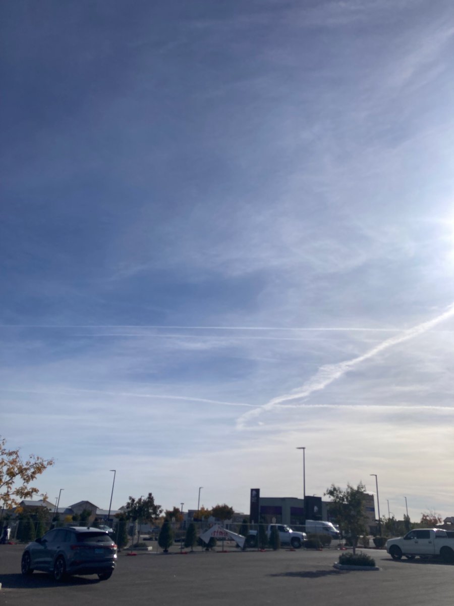 ReminiscentOfMe's tweet photo. Spraying heavy in Vegas today. Is our government gonna do anything to stop this? Oh yeah that’s right, they’re in on it. Fuckin bitches https://t.co/s1S9lHZKqH