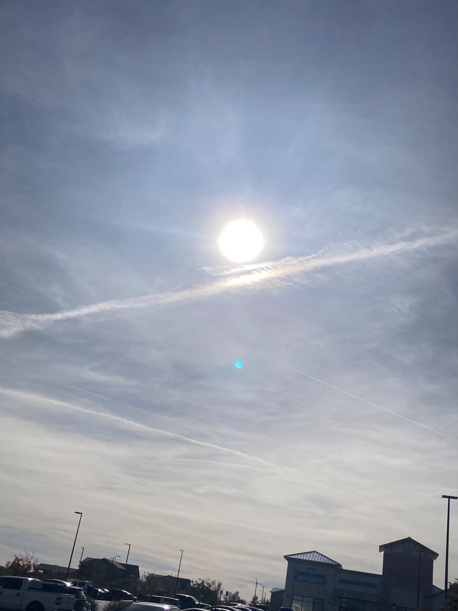 ReminiscentOfMe's tweet photo. Spraying heavy in Vegas today. Is our government gonna do anything to stop this? Oh yeah that’s right, they’re in on it. Fuckin bitches https://t.co/s1S9lHZKqH