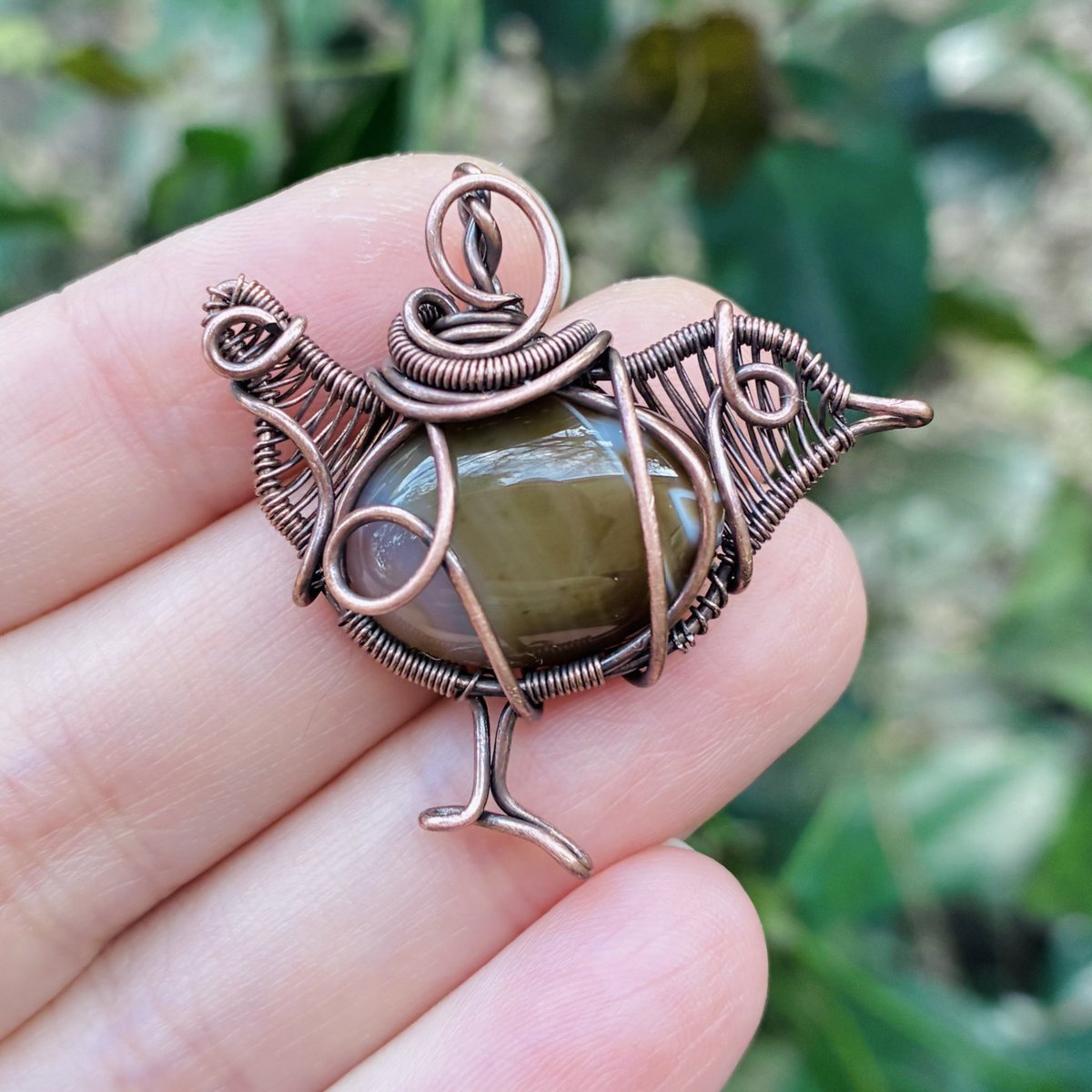 washbears_wares's tweet image. bird wirewrap DAY 128: dipper 🤎

• bob, or “dip” their bodies while standing (vid below)
• love cold, clear streams and rivers &amp;lt;3
• swim using their wings &amp;amp; are n. america’s only aquatic songbird
• nose flaps &amp;amp; a transparent third eyelid help them forage for food underwater