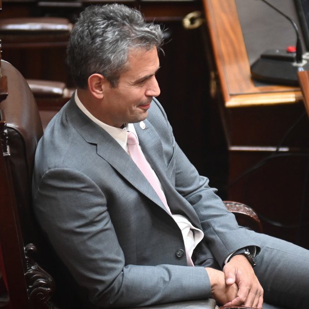 clarincom's tweet image. EL GOBIERNO EVALÚA MODIFICAR O VETAR EL PRESUPUESTO

Tras la media sanción del Presupuesto en Diputados, el Gobierno admite que no habrá ley antes de febrero y evalúa modificarla o vetarla. Se llegó a esta situación luego de que le voltearon un capítulo clave que anulaba la Ley…