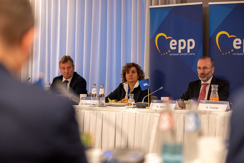 AndrzejHalicki's tweet photo. Szczyt Europejskiej Partii Ludowej przed Radą Europejską. Z udziałem premierów i przywódców z @EPPGroup 

Główny temat: wykorzystanie zamrożonych aktywów rosyjskich na wsparcie finansowe Ukrainy. 🇺🇦🇪🇺 https://t.co/41GsyndU2O