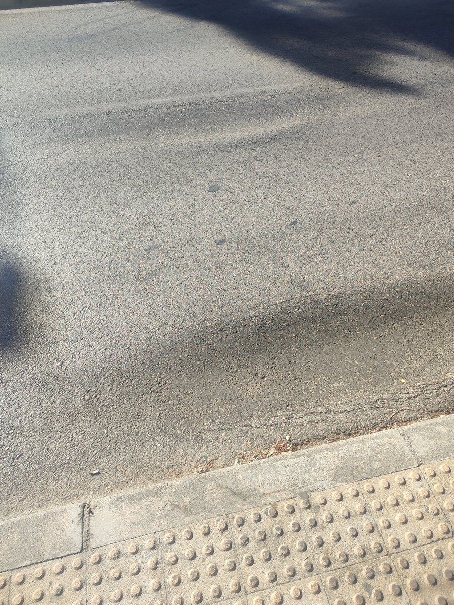 Alvaromv1997's tweet photo. @Lineamadrid Undimiento de la carretera en la parada del autobús enfrente del número 14 de duquesa de parcent.
Lleva mas de tres meses a si o no hacen ni casa. https://t.co/WKcQXuNSs9