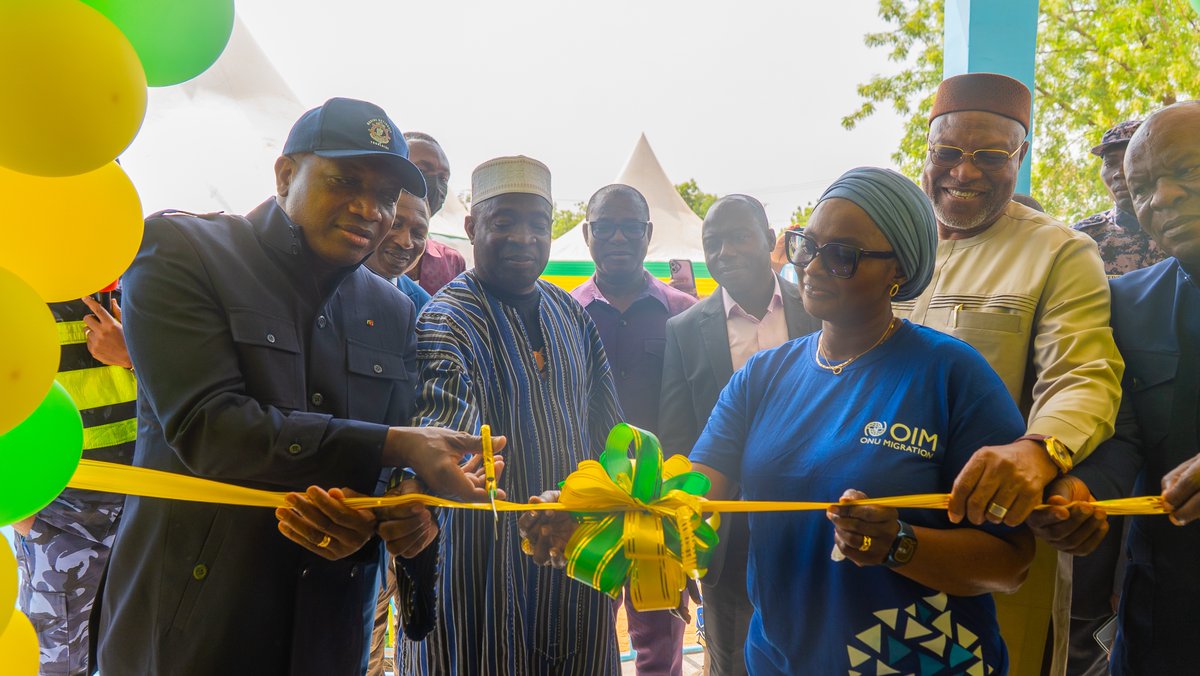 OIMTogo's tweet photo. Ce 18 décembre, à l’occasion de la Journée internationale des migrants, l’@OIMtogo, en collaboration avec le @MSPC_Togo a inauguré les postes de police de proximité de Mango et Cinkassé, avec remise des équipements et lampadaires solaires, renforçant la sécurité de proximité. 1/2 https://t.co/m1kTYzWBfL