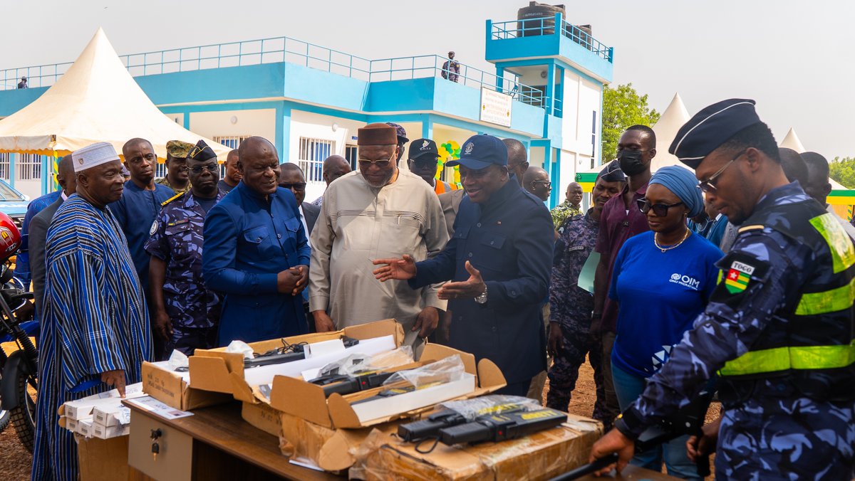 OIMTogo's tweet photo. Ce 18 décembre, à l’occasion de la Journée internationale des migrants, l’@OIMtogo, en collaboration avec le @MSPC_Togo a inauguré les postes de police de proximité de Mango et Cinkassé, avec remise des équipements et lampadaires solaires, renforçant la sécurité de proximité. 1/2 https://t.co/m1kTYzWBfL